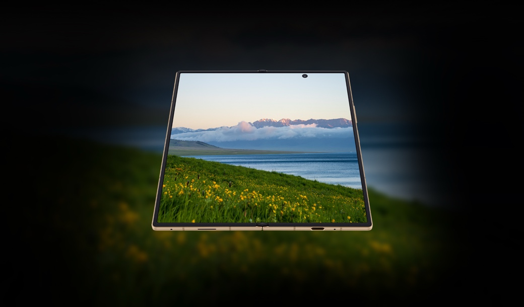 Galaxy Z Fold7在折叠状态下被横握,以掌上游戏机形式呈现。游戏正在运行,强大的处理器可优化Vulkan和光线追踪技术,带来沉浸式的游戏体验。随后,游戏画面切换到设备内部的处理器结构与主板布局画面。